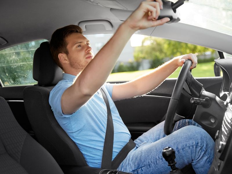 chống đau lưng khi lái xe 3 Điều chỉnh ghế lái để có tư thế thoải mái