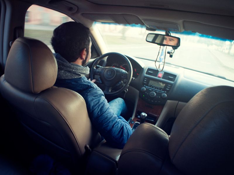 chống đau lưng khi lái xe 7 Tránh ngồi quá lâu ở tư thế gập người
