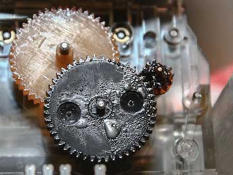 củ đề ô tô 2 Bụi bẩn và dầu mỡ có thể gây kẹt các bộ phận cơ khí bên trong, làm giảm hiệu suất hoạt động của củ đề