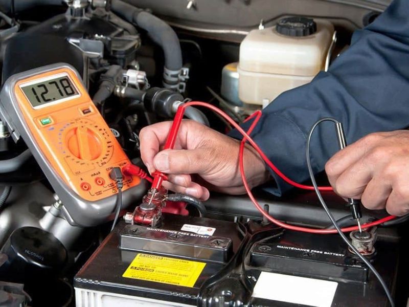 củ đề ô tô 3 Kiểm tra ắc quy bằng đồng hồ đo điện, nếu thấy điện áp dưới 12.4V khi xe tắt máy, ắc quy có thể đã yếu