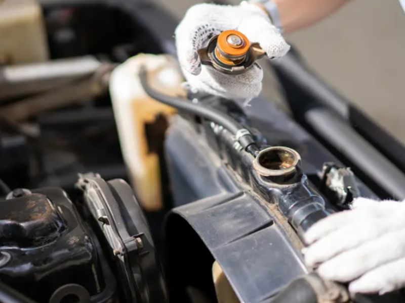 két nước 7 Vệ sinh két nước bằng phương pháp súc rửa