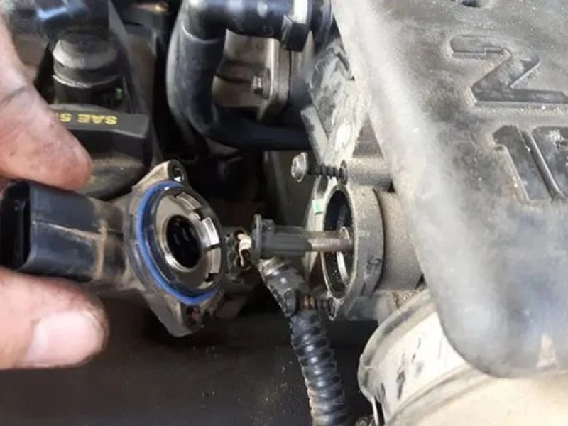 Cảm biến vị trí bướm ga 6 Bướm ga bị lỗi khiến cảm biến bướm ga gửi tín hiệu đến ECU để điều khiển động cơ.