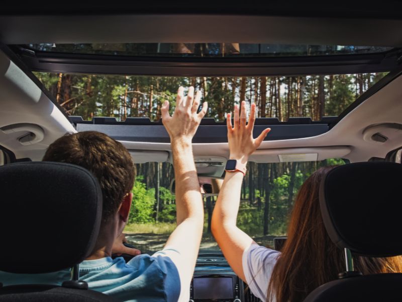 sunroof là gì 6 Cửa sổ trời Sunroof có thể gây chói mắt vào những ngày nắng