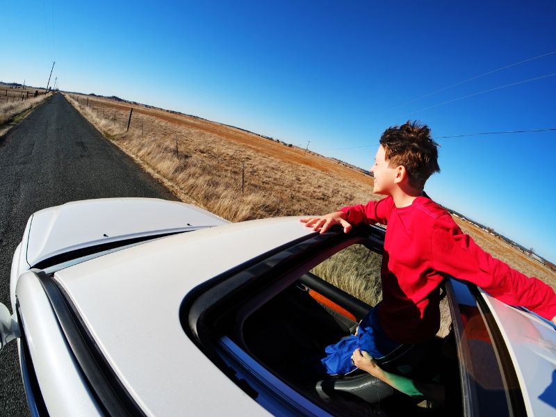 sunroof là gì 5 Cửa sổ trời Sunroof giúp tăng thêm sự thú vị cho chuyến đi