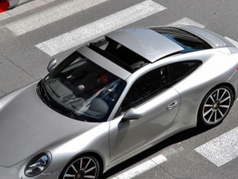 sunroof là gì 1 Cửa sổ trời Sunroof thường là một tấm kính hoặc kim loại có thể đóng mở được