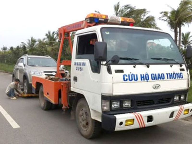 đèn hazard 5 Khi xe được kéo bởi xe cứu hộ hoặc xe cứu hộ đang kéo xe khác cần phải bật đèn hazard