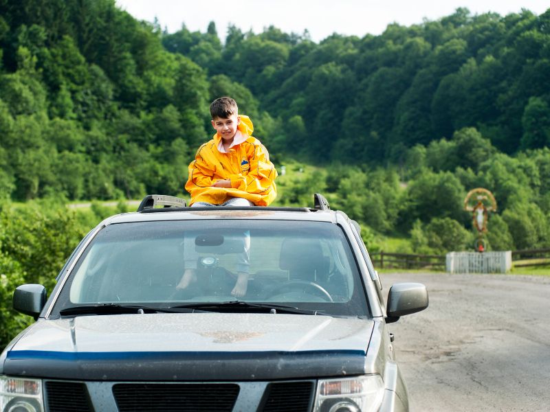sunroof là gì 3 Sunroof tạo cảm giác gần gũi thiên nhiên hơn