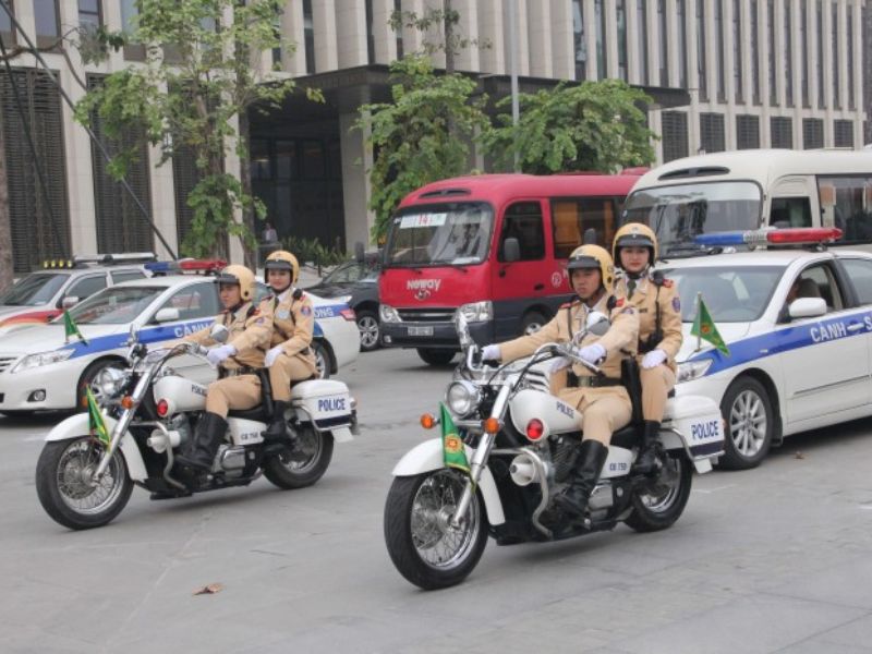 đèn hazard 4 Các phương tiện cần bật đèn hazard khi nối đuôi nhau di chuyển theo đoàn