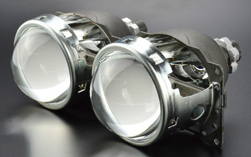 đèn xenon 1 Ánh sáng của đèn xenon có cường độ và hiệu suất cao hơn nhiều so với halogen