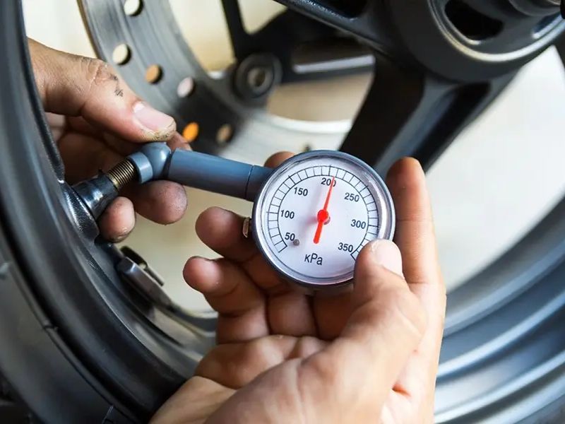 Đồng hồ đo áp suất lốp là thiết bị giúp kiểm tra áp suất lốp xe tiện lợi