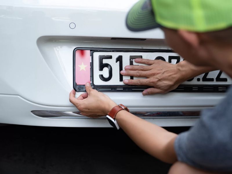 ép biển ô tô 2 Ép biển ô tô có cần thiết không?