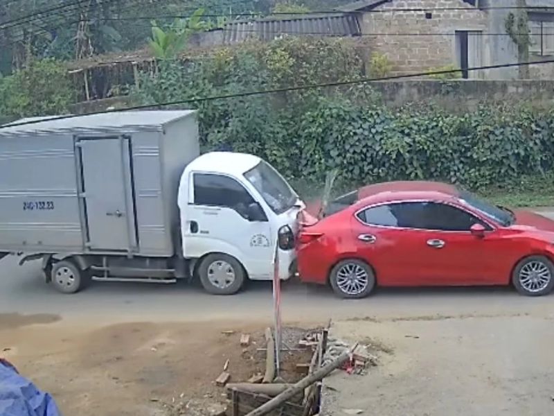 Cản sau ô tô 2 Cản sau giúp giảm thiệt hại cho xe khi bị va chạm