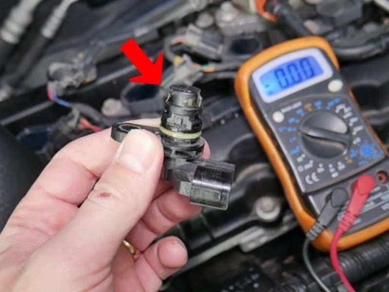 Sử dụng đồng hồ vạn năng để kiểm tra cảm biến trục cam