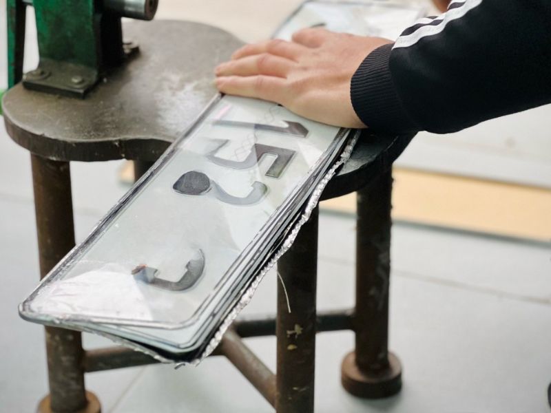 ép biển ô tô 6 Quy trình ép biển số ô tô