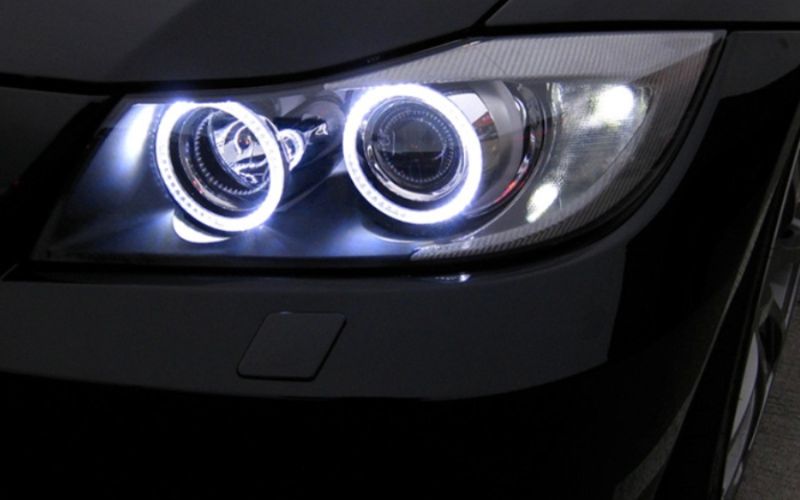 đèn xenon 2 Đèn xenon tạo ra ánh sáng có nhiệt độ màu cao, cho tầm nhìn rõ hơn vào ban đêm.