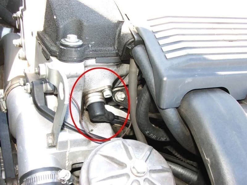 Cảm biến vị trí trục cam thường được lắp ở gần đầu trục cam