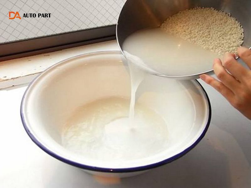 Pha bằng nước vo gạo với rượu trắng