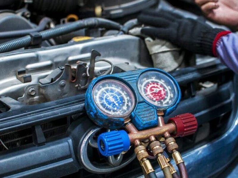 Cắm đồng hồ đo áp suất để kiểm tra gas lạnh