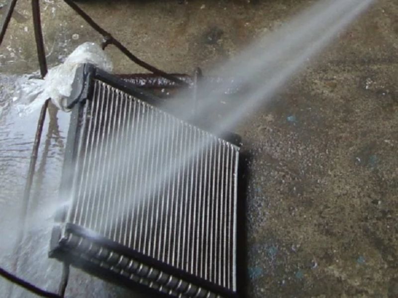 Làm sạch dàn nóng để điều hòa tản nhiệt mát nhanh