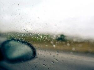 Kính ô tô bị mờ