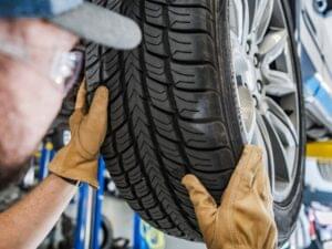 Lốp xe ô tô đi bao nhiêu km thì thay