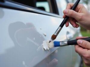 Sơn xe bị xước dăm không chỉ giúp cải thiện thẩm mỹ mà còn ngăn ngừa tình trạng xước lan rộng và bảo vệ lớp sơn gốc