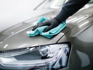 Tẩy nhựa cây trên xe ô tô