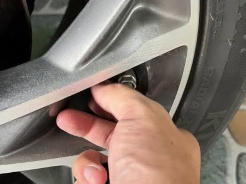 Tháo nắp van và đo áp suất hiện tại