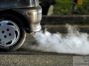 Xe ô tô ra khói đen