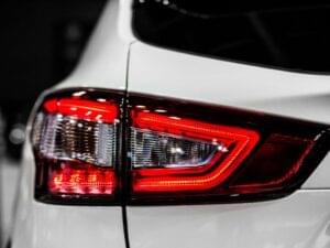 Đèn hậu được đặt ở phía sau xe