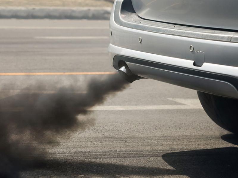 10 bước vệ sinh bướm ga ô tô tại nhà đơn giản mà hiệu quả 5 Khói đen xả ra từ ống xả ô tô