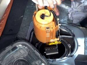 Tháo lọc xăng ra khỏi xe để vệ sinh sạch cặn bẩn