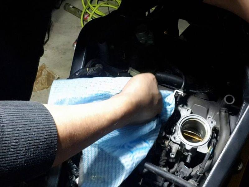 10 bước vệ sinh bướm ga ô tô tại nhà đơn giản mà hiệu quả 3 Vệ sinh cổ hút ở ô tô