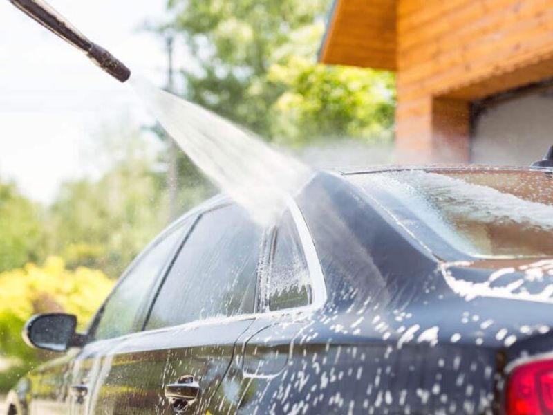 Tránh rửa xe bằng vòi áp lực cao trực tiếp vào gương