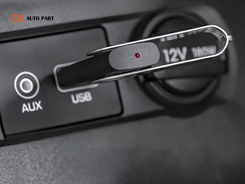 USB ô tô là một cổng kết nối hoặc thiết bị sử dụng nguồn điện từ xe hơi