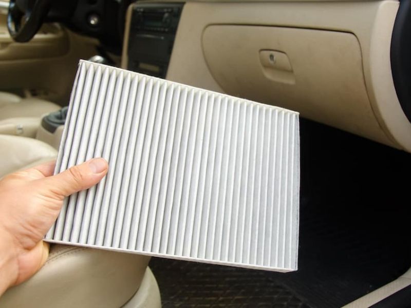 Chuẩn bị lọc gió mới và dụng cụ hỗ trợ