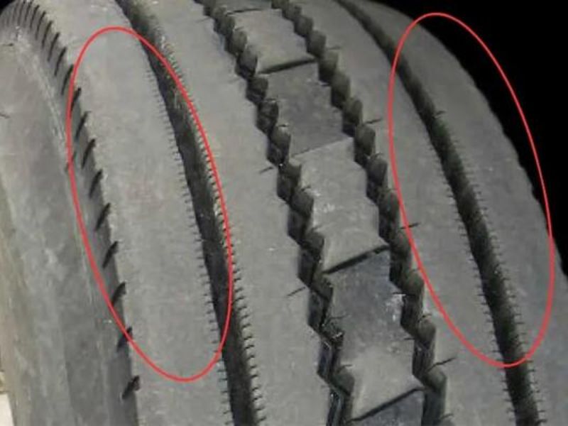 Mòn lốp không đều, thường ở hai bên vai lốp trước