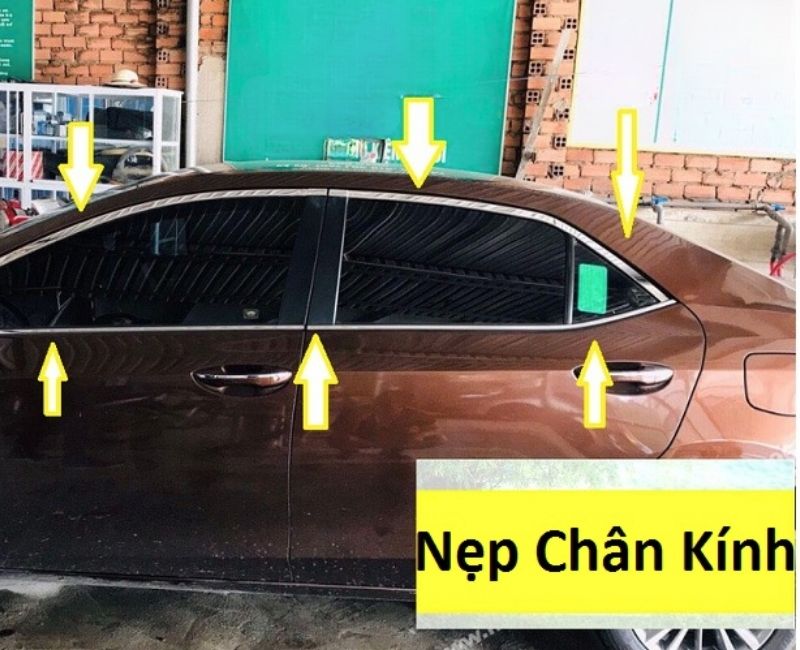 Nẹp chân kính ô tô là gì?