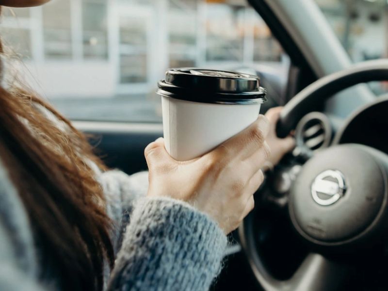 Uống cà phê giúp giảm buồn ngủ trước khi lái xe đường dài