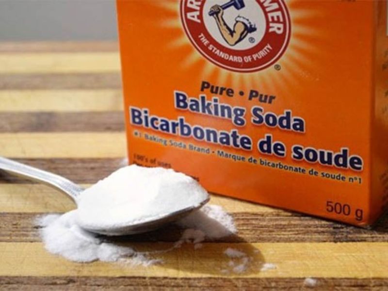 Baking soda rắc vùng bẩn rồi hút sạch