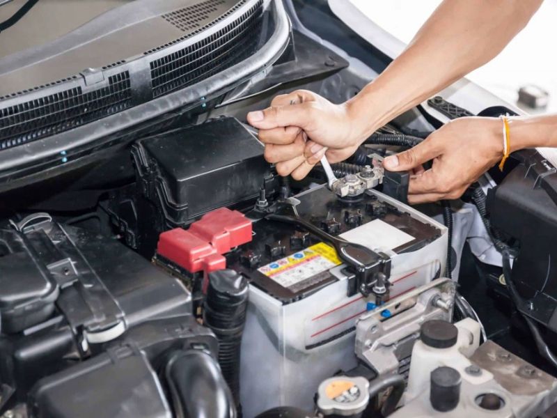 Ngắt kết nối ắc quy trước khi thao tác