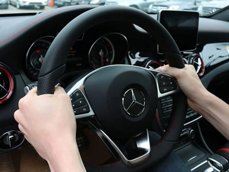 Vô lăng của xe bị rơ, lỏng lẻo khi đánh lái