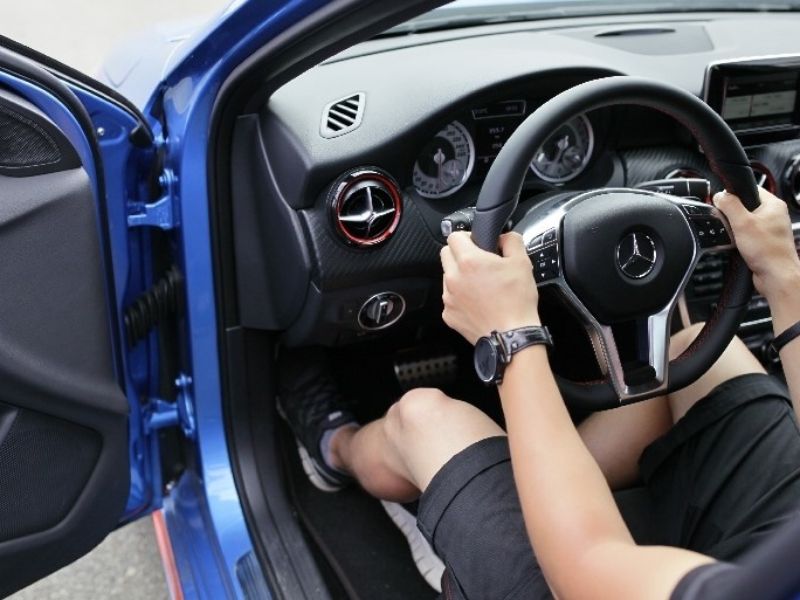 Vô lăng trả lái chậm hoặc không đều