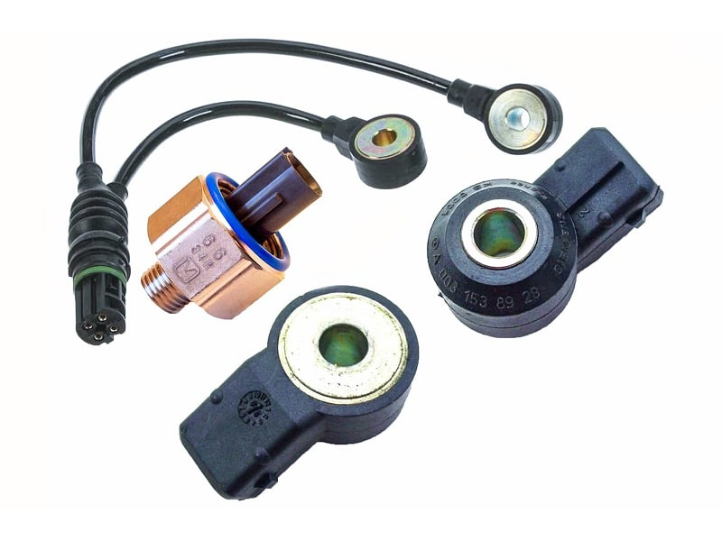 Cảm biến kích nổ được lắp ở trên thân máy gần buồng đốt của xe