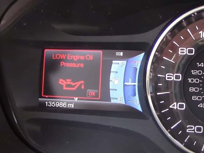 Đèn check engine sáng cũng là dấu hiệu cảnh bảo bơm xăng gặp vấn đề