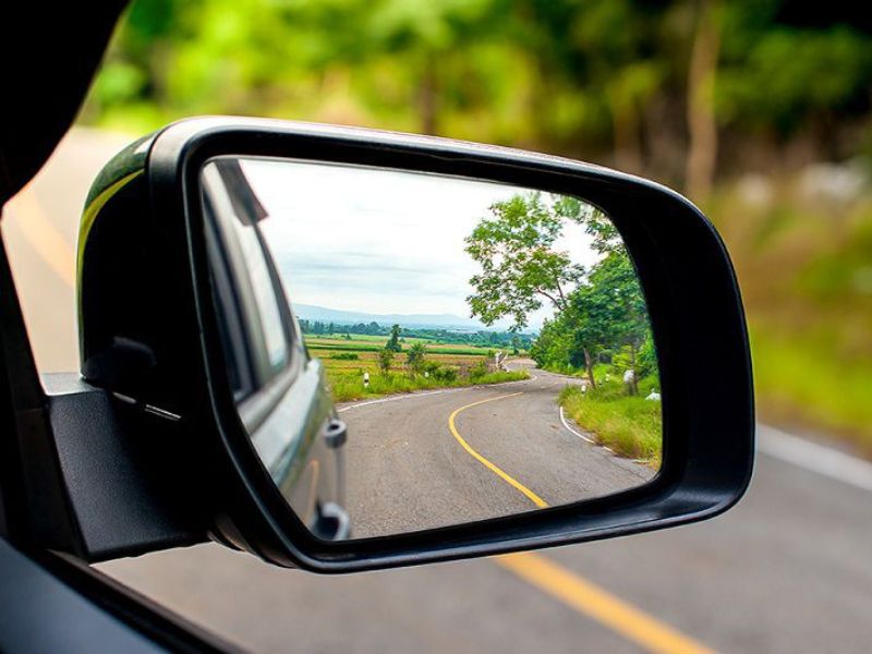 Người lái nên kết hợp nhìn cả camera và gương để có cái nhìn toàn diện hơn