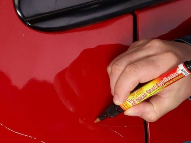 Dùng bút xóa xước để che và làm mờ các vết trầy trên bề mặt sơn xe