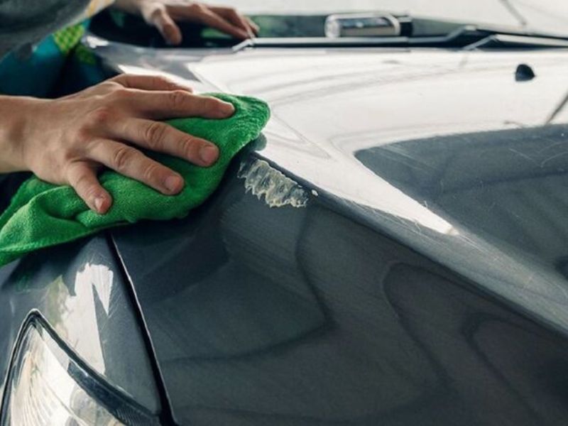 Khi xử lý vết xước trên xe, cần thao tác nhẹ tay, tránh dùng lực mạnh