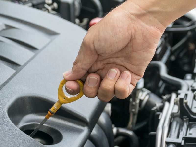 Kiểm tra dầu hộp số ở mốc 20.000km sẽ giúp phát hiện kịp thời tình trạng thiếu dầu, dầu đổi màu, có mùi khét