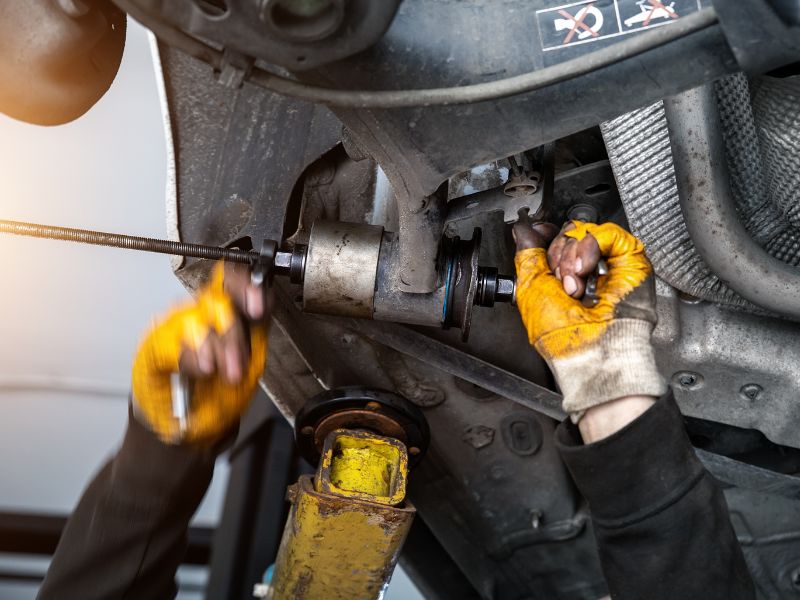 Kiểm tra định kỳ hệ thống treo và lái tại mốc 10.000km phát hiện sớm hư hỏng lan truyền đến các bộ phận khác